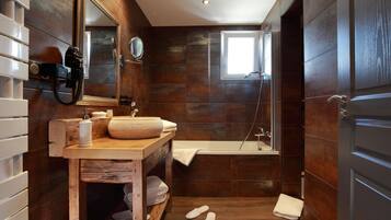Combined shower/bathtub, free toiletries, hair dryer, bathrobes