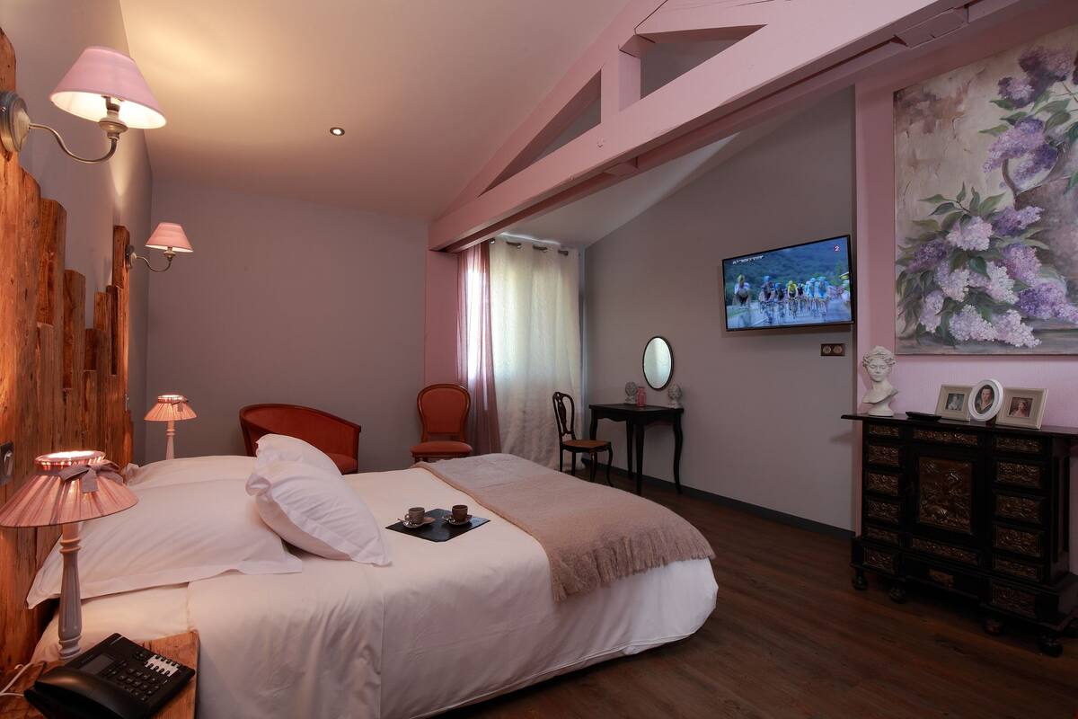 In-room safe, desk, soundproofing, cots/infant beds