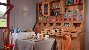 Daily buffet breakfast (EUR 14.00 per person)
