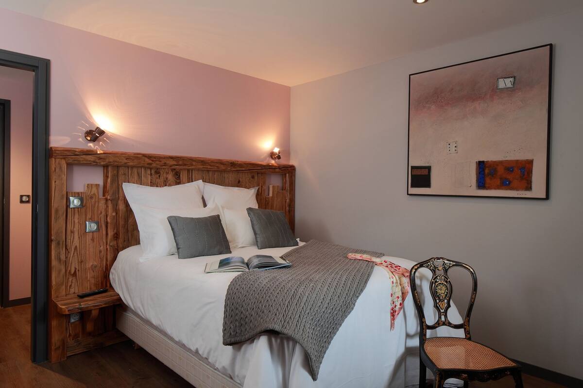 In-room safe, desk, soundproofing, cots/infant beds