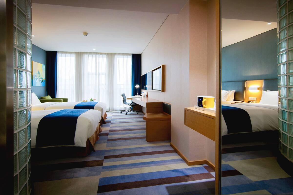 standard room, 2 single beds, city view | in-room safe, desk, blackout curtains, iron/ironing board