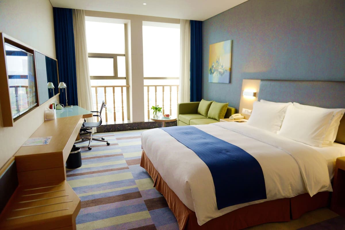 Standard Room, 1 King Bed, City View | In-room safe, desk, blackout drapes, iron/ironing board