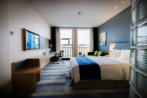 In-room safe, desk, blackout drapes, iron/ironing board - Holiday Inn Express Leshan City Square by IHG (Leshan)