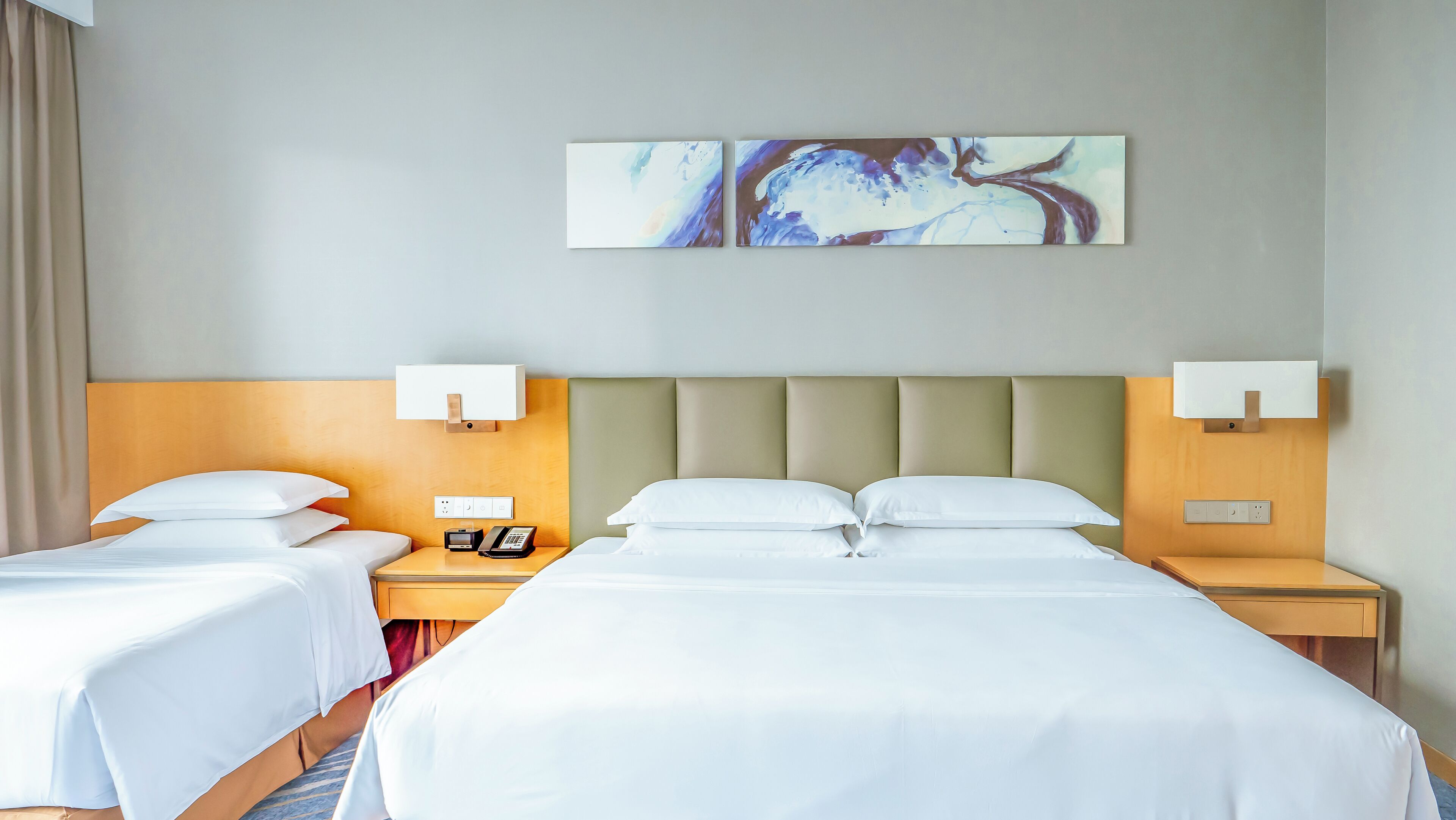 Chambre Prestige, Plusieurs lits | Minibar, coffre-fort, bureau