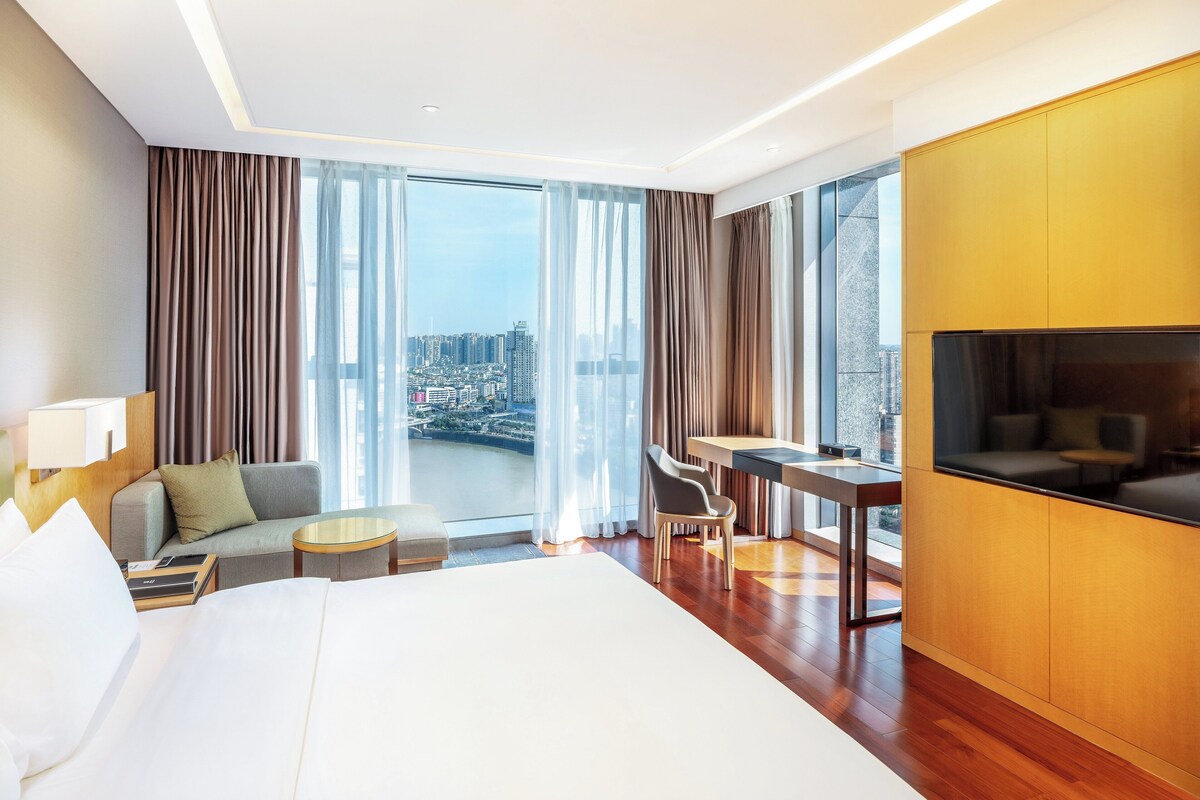ห้องสวีท, 1 ห้องนอน (Dining, Meeting Areas) | มินิบาร์, ตู้นิรภัยในห้องพัก, โต๊ะทำงาน, พื้นที่ทำงานแบบใช้แล็ปท็อป