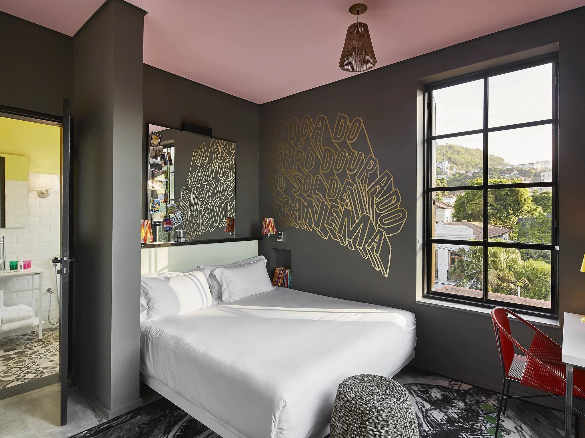 Phòng, 1 giường đôi (Medium Mama) | Két bảo mật tại phòng, bàn, phòng cách âm 