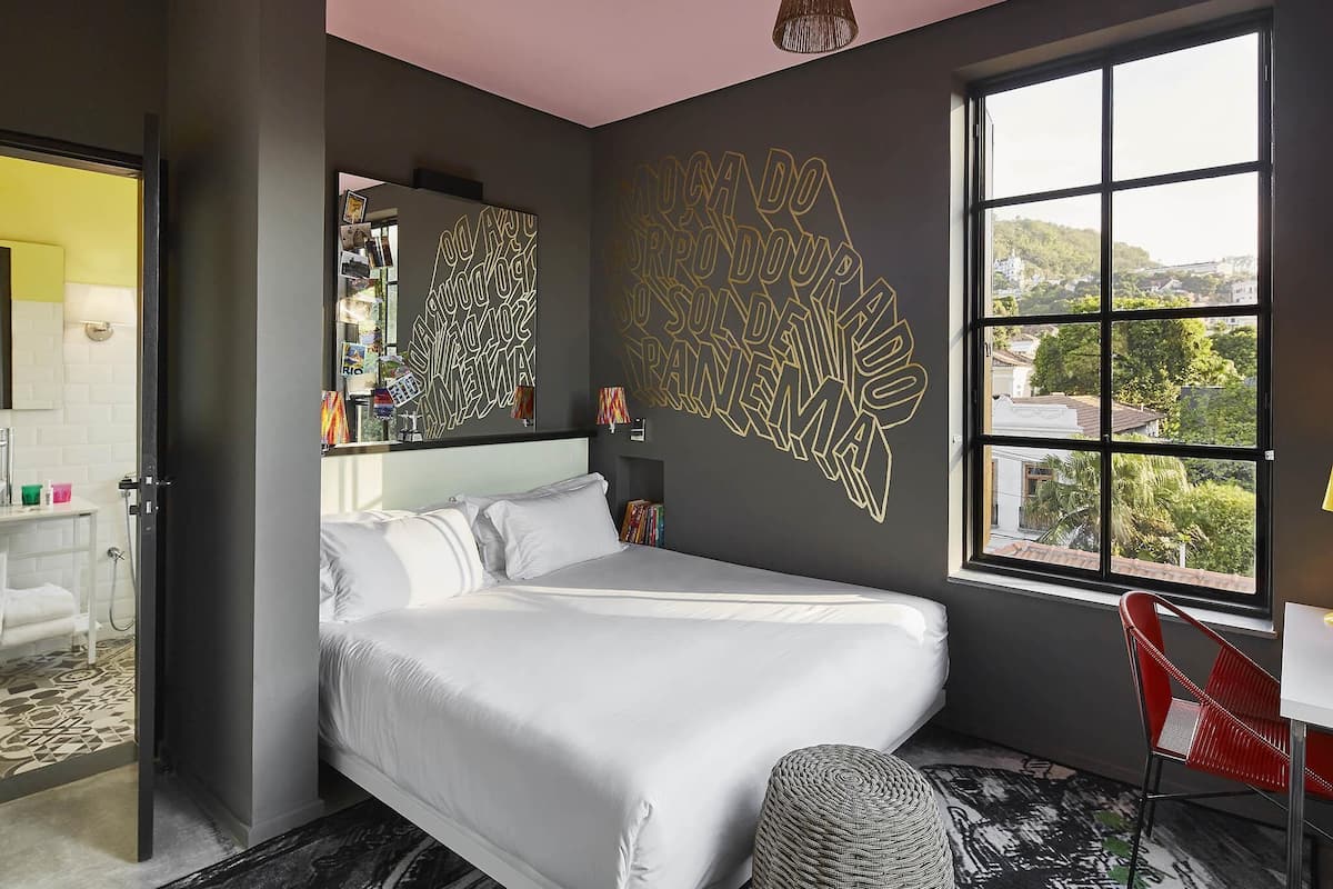 Rum - 1 dubbelsäng (Medium Mama) | Värdeförvaringsskåp på rummet, skrivbord, ljudisolering och gratis wi-fi