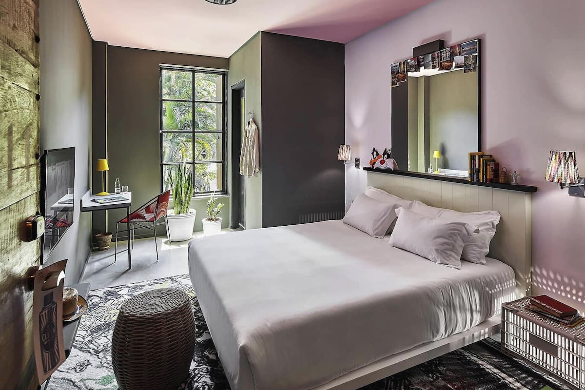 Rum - 1 dubbelsäng (Small Mama) | Värdeförvaringsskåp på rummet, skrivbord, ljudisolering och gratis wi-fi