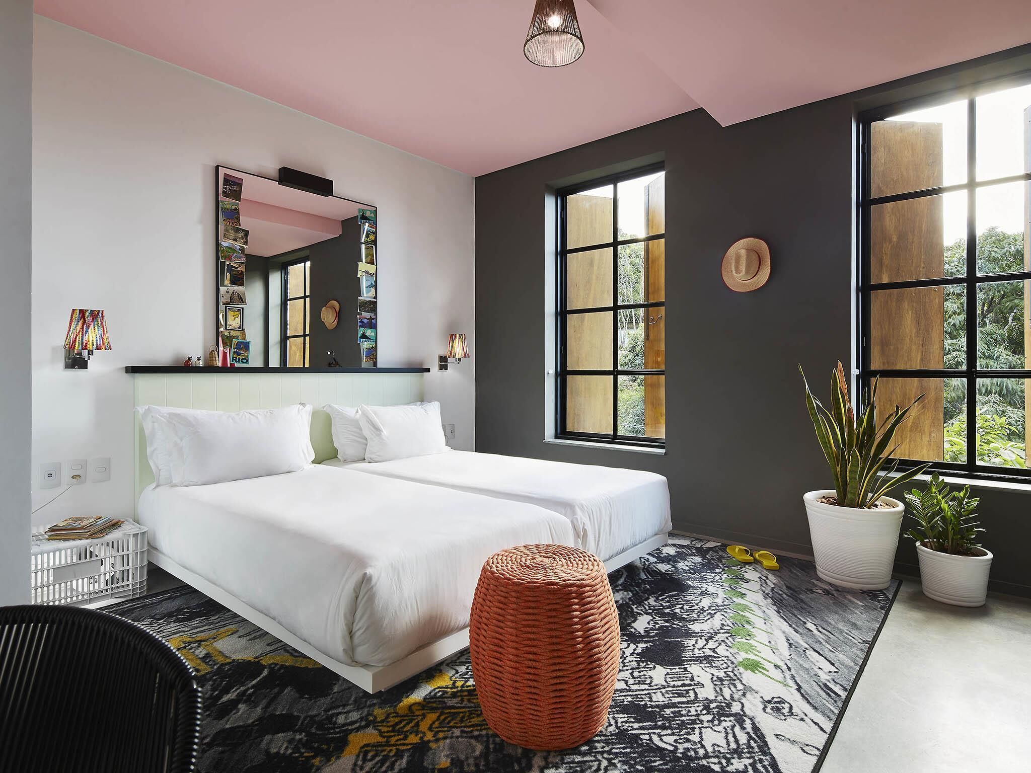 Phòng, 2 giường đơn (Medium Mama) | Két bảo mật tại phòng, bàn, phòng cách âm 