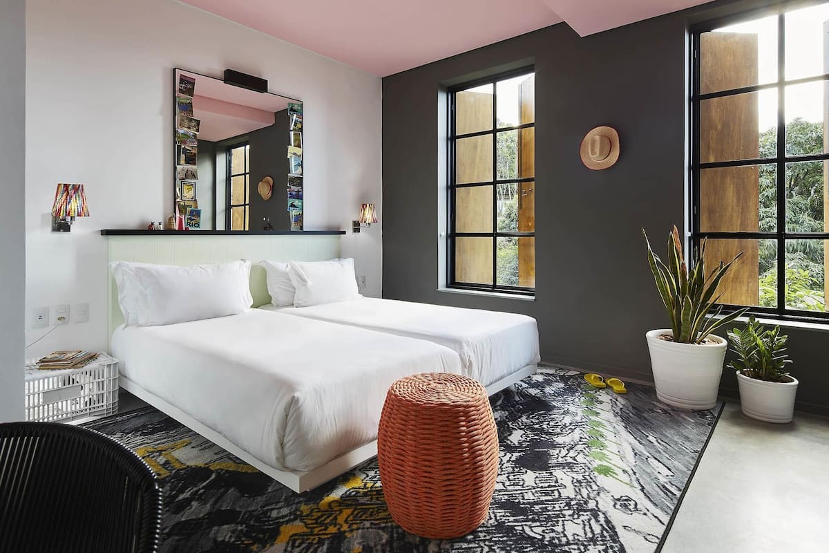 Rum - 2 enkelsängar (Medium Mama) | Värdeförvaringsskåp på rummet, skrivbord, ljudisolering och gratis wi-fi