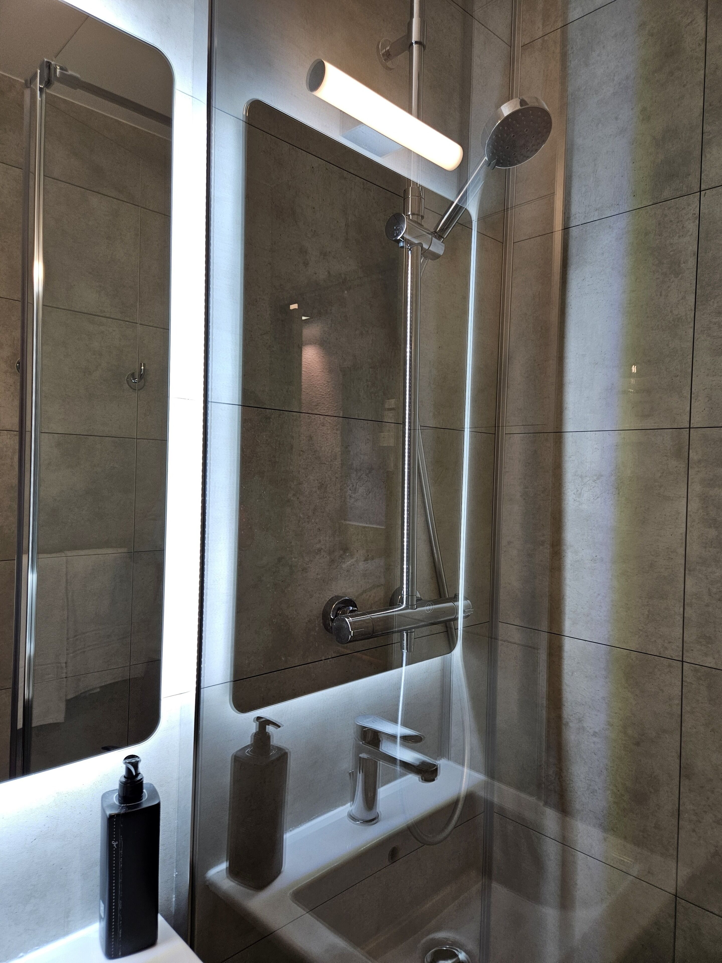 combined shower/bathtub, free toiletries, hair dryer, towels