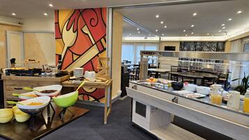 Petit déjeuner buffet (13.00 EUR par personne)