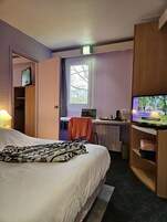 Suíte família, 2 quartos | Roupas de cama premium, cofres nos quartos, escrivaninha