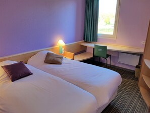 Habitación con 2 camas individuales | Ropa de cama de alta calidad, caja fuerte, escritorio