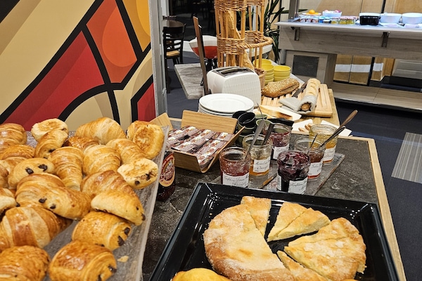 Sarapan bufet setiap hari (EUR 13.00 seorang)