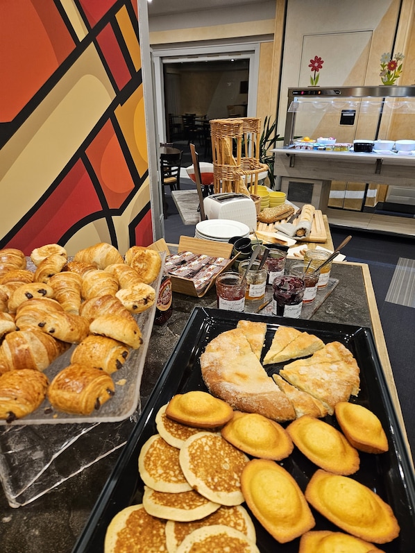 Dagelijks ontbijtbuffet (EUR 13.00 per persoon)