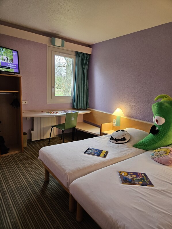 A hotel room with two beds, a desk, a chair, a television, and a window with curtains. - Hôtel Restaurant Bonanite (Villers-Cotterets)