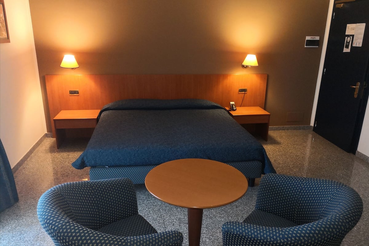 Een minibar, een bureau, verduisterende gordijnen, babybedden