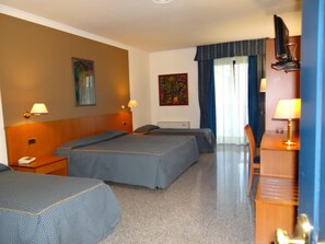 Minibar, desk, blackout drapes, cribs/infant beds - Hotel 90 (Capurso)