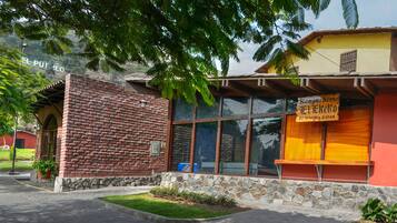 5 restaurants, serveren ontbijt, lunch, diner, internationale gerechten