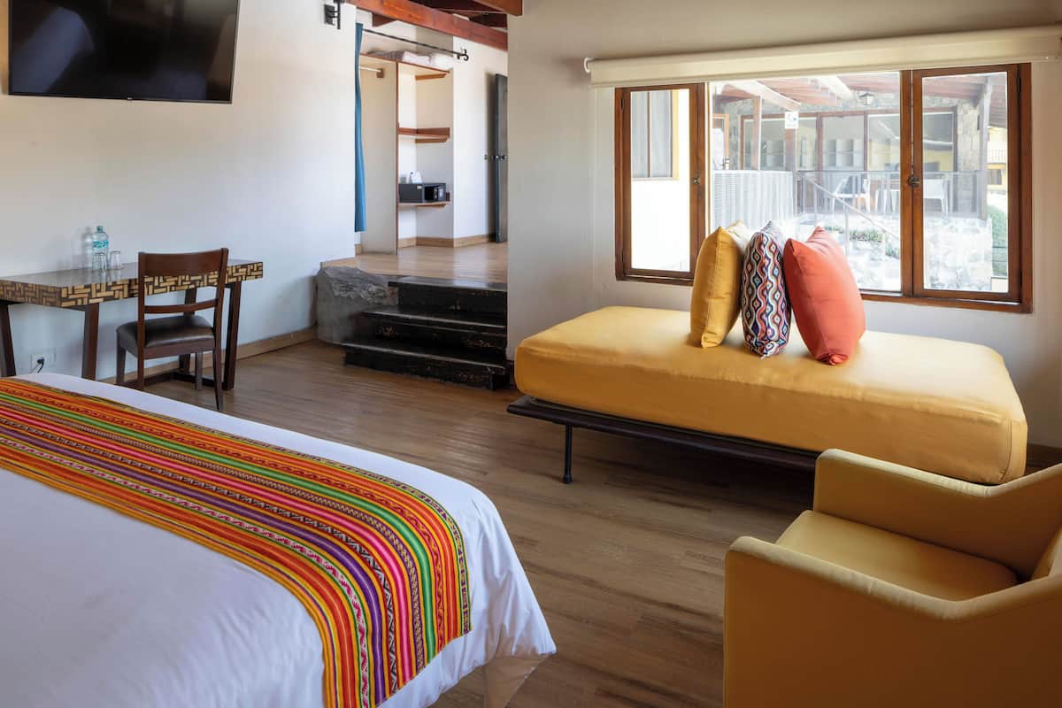 Habitación Superior Vista al Jardín | Cofres nos quartos, escrivaninha, roupa de cama