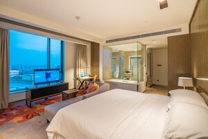 Camera, 1 letto king, ad angolo | 1 camera, biancheria da letto di alta qualità, copriletto in piuma