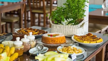 Free daily buffet breakfast