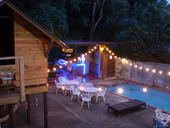 Bar tepi kolam renang