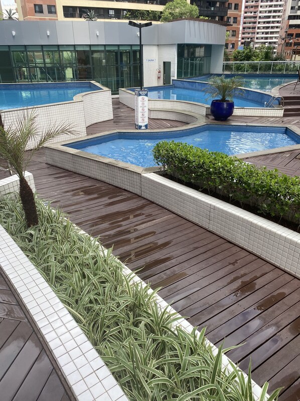 A rooftop pool area with tiled walkways and a sign indicating no diving. - Beach Class Fortaleza By AM (Fortaleza)