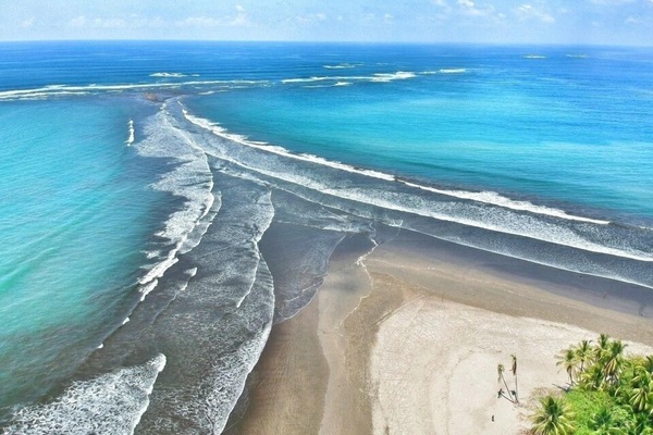 Beach nearby, white sand, beach towels