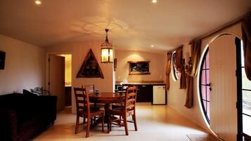 Apartment, 2 Schlafzimmer (The Hobbit Unit) | Wohnbereich | Fernseher