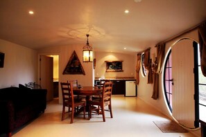 Apartamento, 2 quartos (The Hobbit Unit) | Área de estar | TV