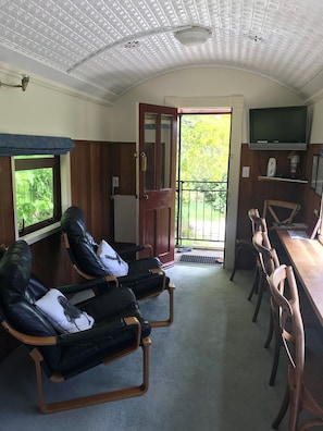 Apartment, 2 Schlafzimmer (The Train Unit) | Wohnbereich | Fernseher
