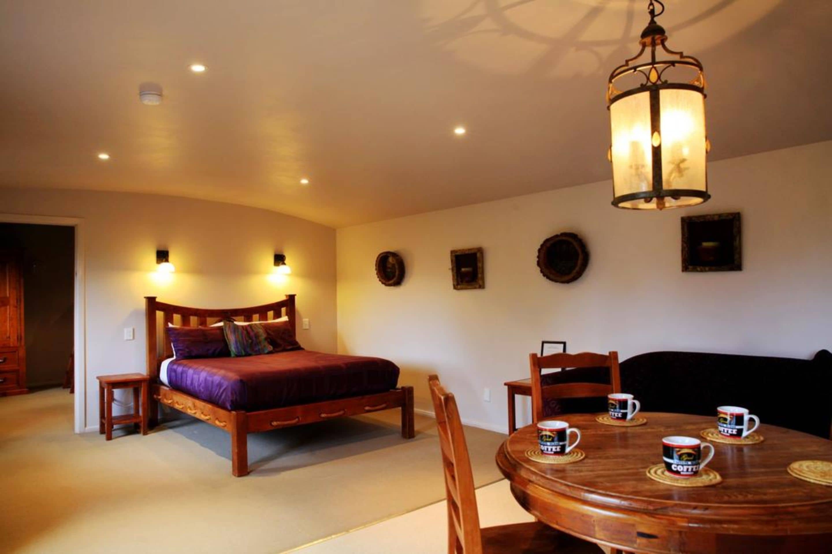 Cave Holiday Motel | Free WiFi, bed sheets