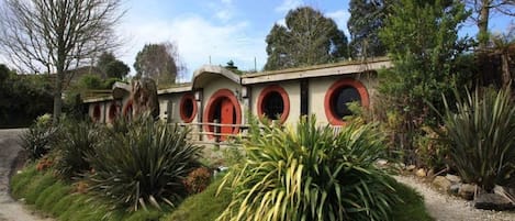 Cave Holiday Motel | Free WiFi, bed sheets