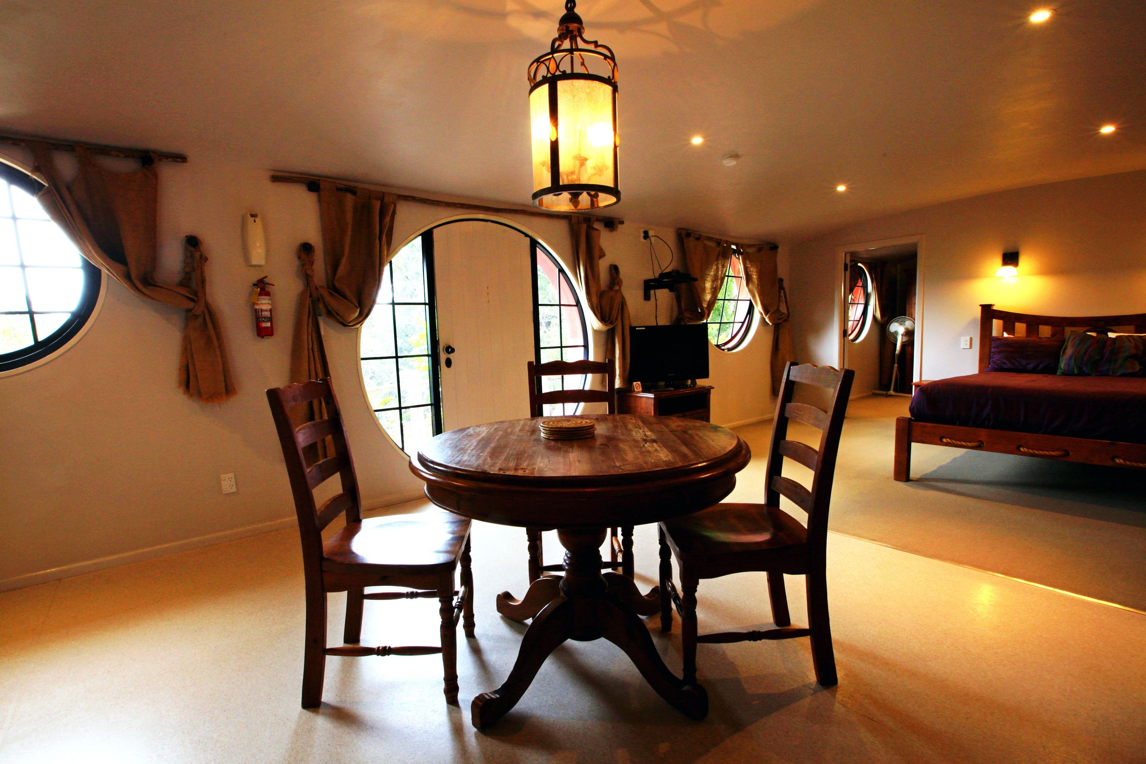 Cave Holiday Motel | Living area | TV