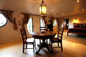 Cave Holiday Motel | Living area | TV - Woodlyn Park (Waitomo Caves)