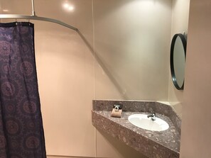 Ducha, artículos de tocador gratuitos, secador de pelo, toallas