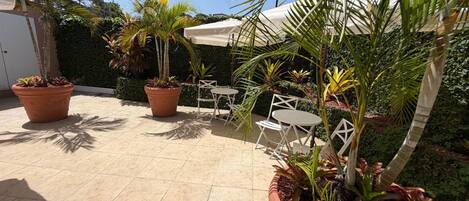Zimmer, Balkon, Gartenblick | Terrasse/Patio