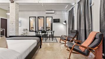 Studio Suite dành cho gia đình, 2 giường cỡ queen, bếp nhỏ | Bộ đồ giường cao cấp, trang trí khác biệt