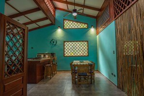 Superior villa, 2 slaapkamers | Woonruimte | Een 42-inch flatscreentelevisie met kabelzenders en een televisie