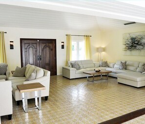 Villa, 6 chambres, piscine privée, en front de plage | Coin séjour