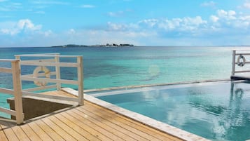 2 outdoor pools, pool loungers