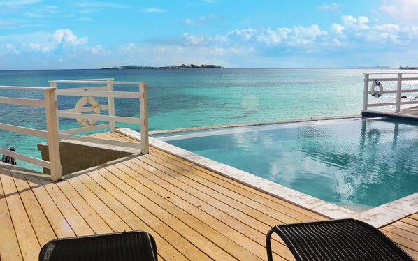 2 piscines extérieures, chaises longues