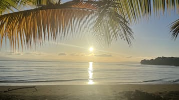 En la playa, camastros y toallas de playa