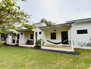 Family Room, Private Bathroom, Garden View (3 guest ) | Bed sheets - Hotel Hibiscus Garden / Jardin De Papos (Hicaco)