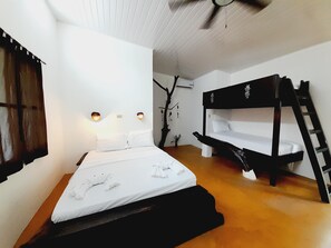 Chambre Familiale, salle de bains privée, vue jardin (4 Guest)