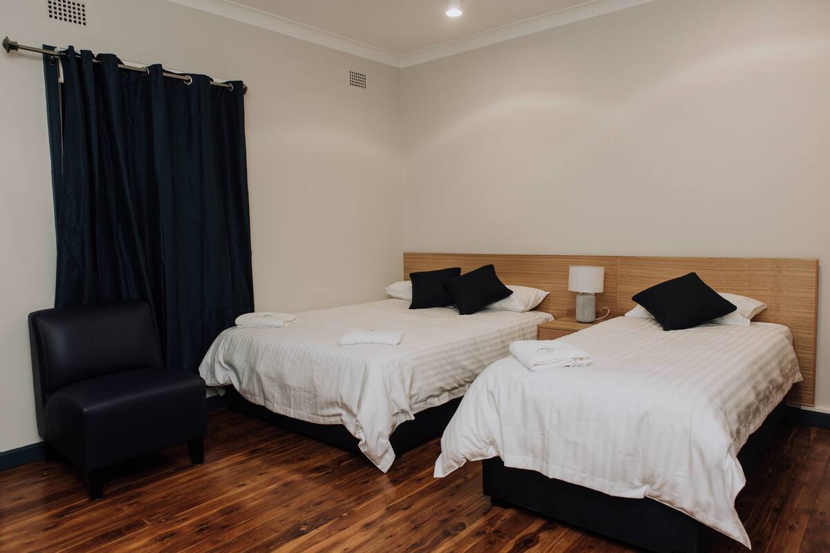 Traditional Triple Room with Shared Bathroom | Premium bedding, blackout drapes, WiFi (free), bed sheets