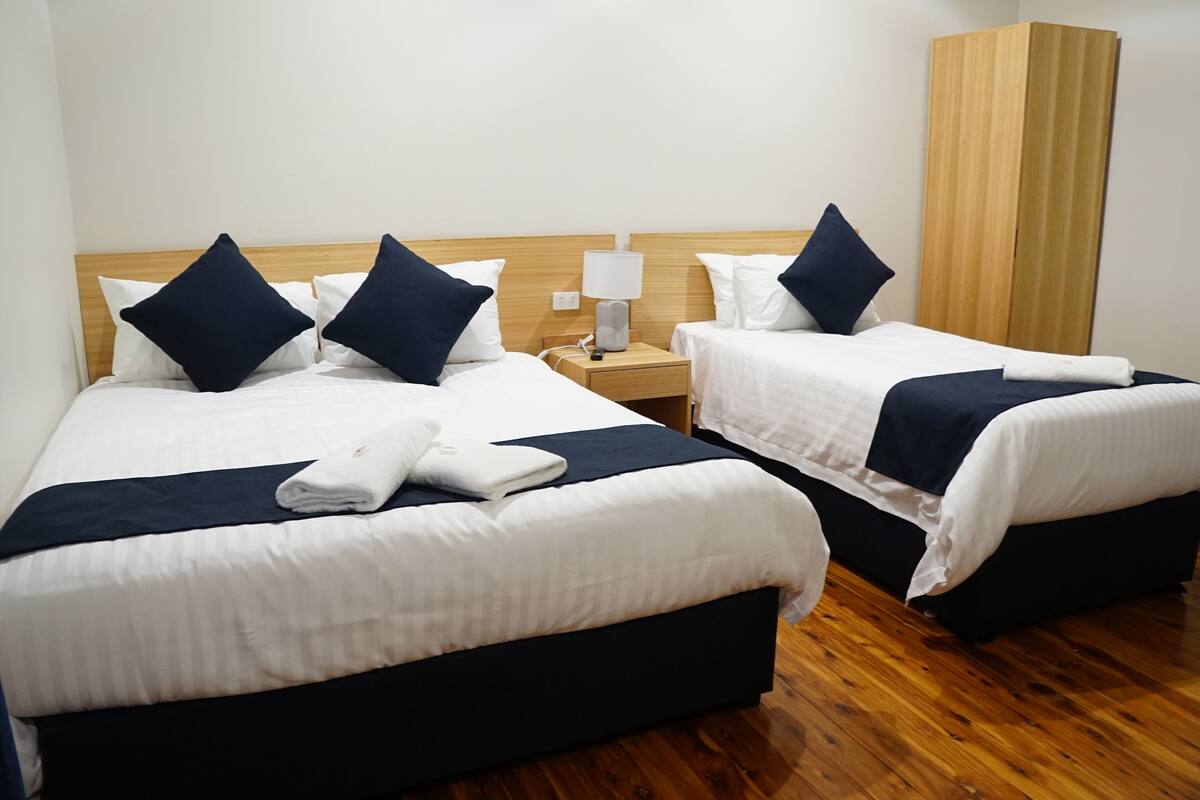 Deluxe Queen Single with Ensuite Bathroom | Premium bedding, blackout drapes, WiFi (free), bed sheets