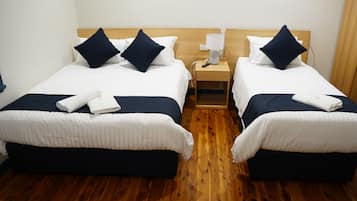 Habitación triple Deluxe, baño en la habitación | Ropa de cama de alta calidad, cortinas blackout y wifi gratis